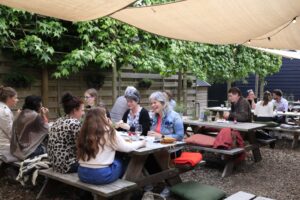 Groep in de picknicktuin