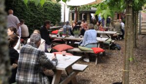 Groep in de picknicktuin