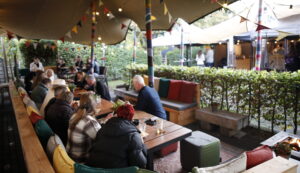 Groep mensen bij locatie de boswachter