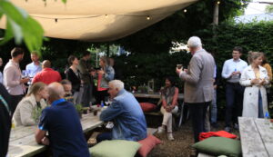 Groep in de picknicktuin